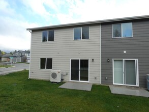 141 Valley Creek Dr in Port Angeles, WA - Foto de edificio - Building Photo