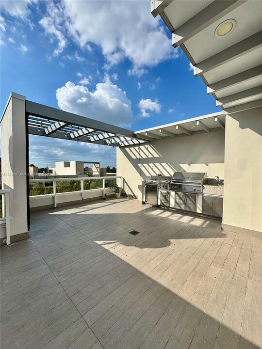 6641 NW 105th Pl in Doral, FL - Foto de edificio