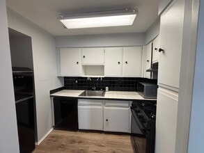 2114 Bonnywood Ln, Unit 203 in Silver Spring, MD - Foto de edificio - Building Photo