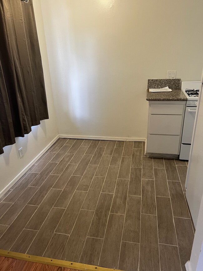315 Violet Ave, Unit A in Monrovia, CA - Foto de edificio - Building Photo
