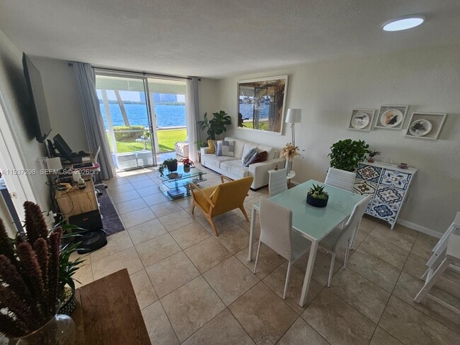 3000 Marcos Dr in Aventura, FL - Building Photo - Building Photo