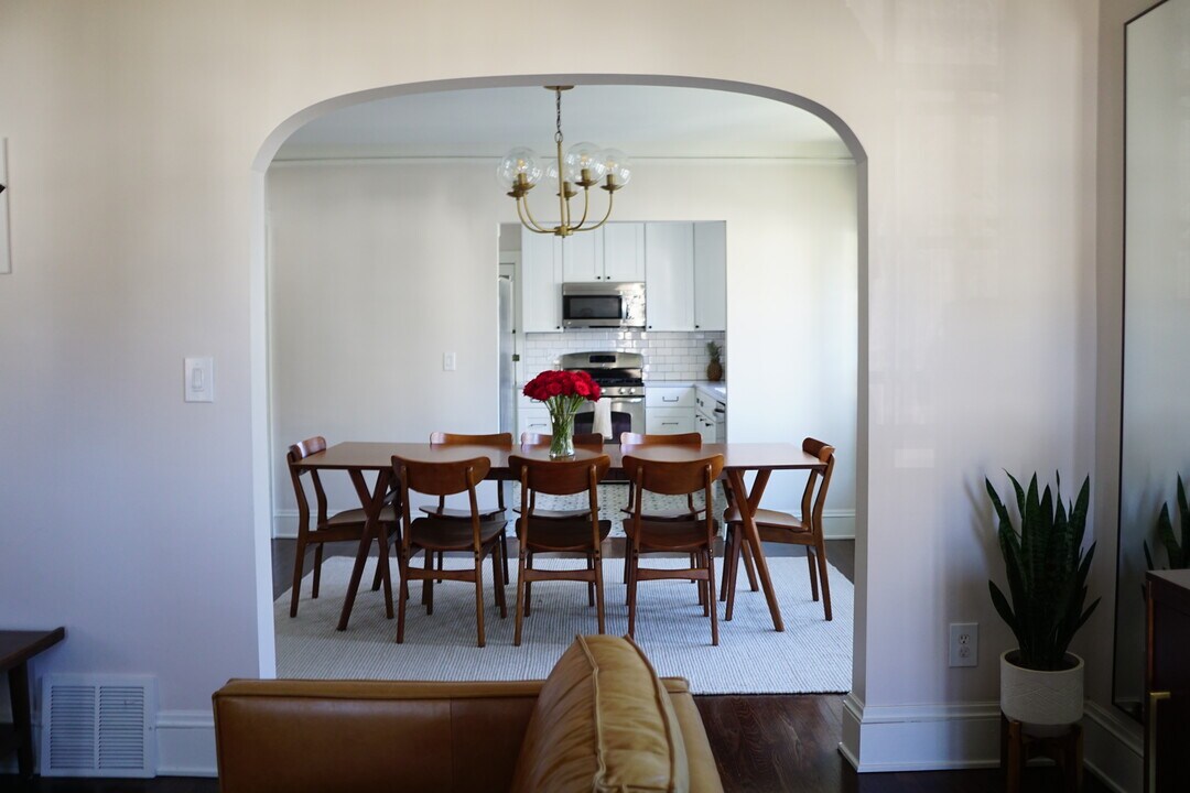 10010 Burton Ave in Bratenahl, OH - Foto de edificio