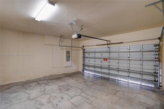 10021 NW 87th Ter in Doral, FL - Foto de edificio - Building Photo