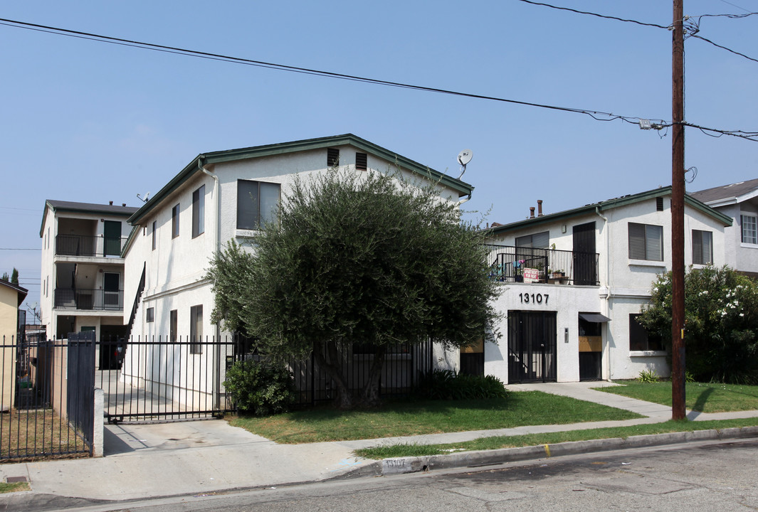 Florwood Apartments in Hawthorne, CA - Building Photo