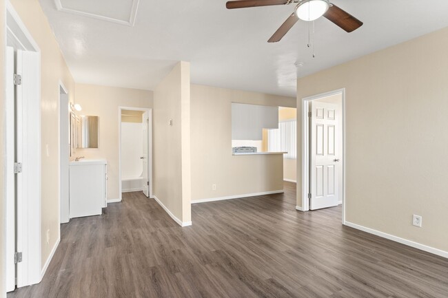811 Gardenia Ave in Long Beach, CA - Building Photo - Building Photo
