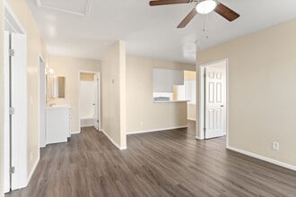811 Gardenia Avenue in Long Beach, CA - Building Photo - Interior Photo