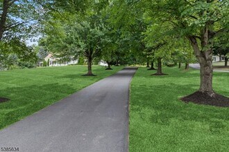 21 Country Pl in Lebanon, NJ - Building Photo - Building Photo