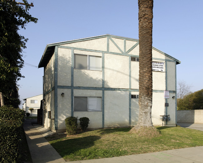 955 W 9th St in Pomona, CA - Foto de edificio - Building Photo