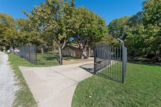 2569 Castle Cir in Fort Worth, TX - Building Photo - Building Photo