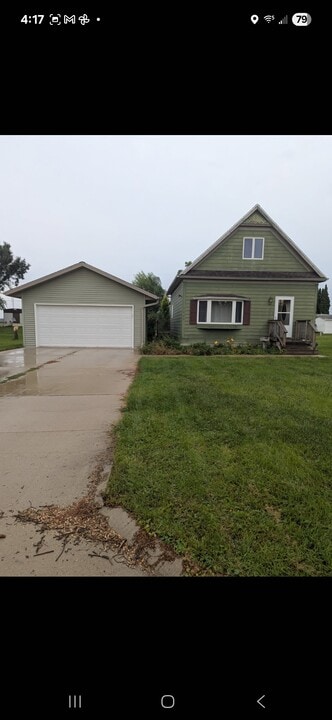 1075 Grove Ave in Garner, IA - Building Photo