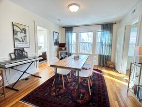 35 Beechcroft St, Unit 2 in Boston, MA - Foto de edificio - Building Photo