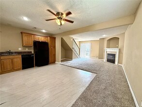 816 SW Peach Tree Ln in Blue Springs, MO - Building Photo - Building Photo