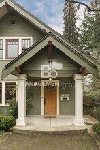 2328 SW Broadway Dr in Portland, OR - Building Photo - Building Photo