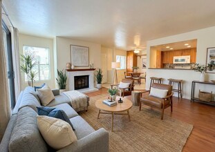 9392 Twin Trails Dr in San Diego, CA - Foto de edificio - Building Photo