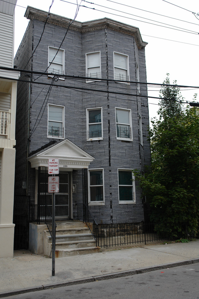 109 Morris Cres in Yonkers, NY - Building Photo - Building Photo