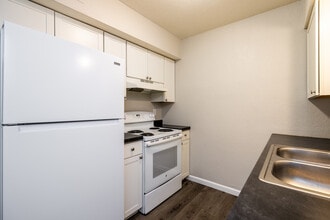 Harrison Street Apartments in Topeka, KS - Building Photo - Interior Photo