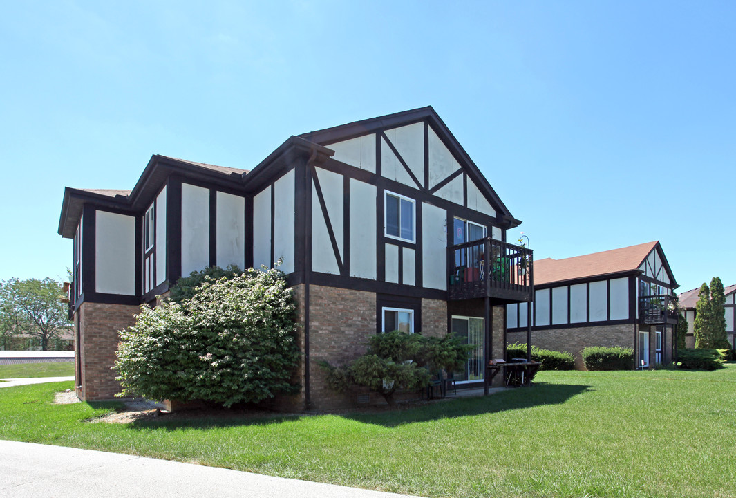 1800 Middlesbrough Ct in Maumee, OH - Building Photo