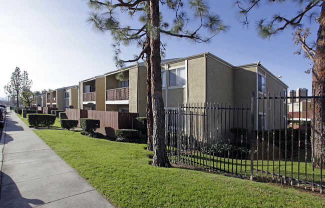 Midway North Condominiums in Escondido, CA - Building Photo - Building Photo