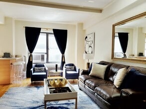 227 E 57th St, Unit 14C in New York, NY - Foto de edificio - Building Photo