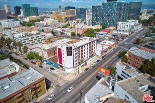 719 S Hoover St in Los Angeles, CA - Building Photo
