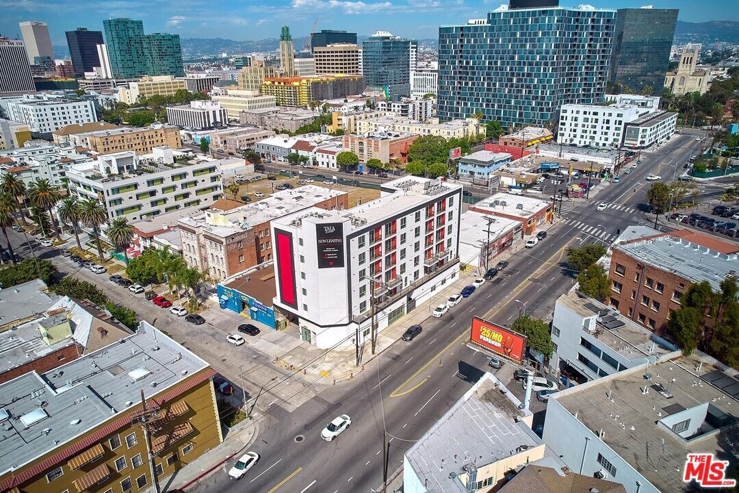 719 S Hoover St in Los Angeles, CA - Building Photo