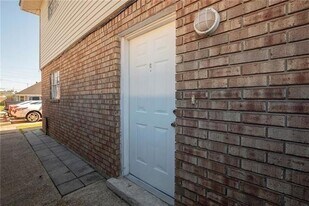 44 Carriage Ln in Destrehan, LA - Building Photo