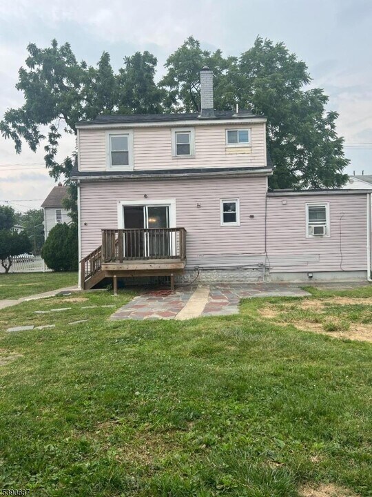 631 Worth Ave in Linden, NJ - Foto de edificio