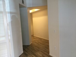 38 E Serene Ave, Unit 101 in Las Vegas, NV - Foto de edificio - Building Photo