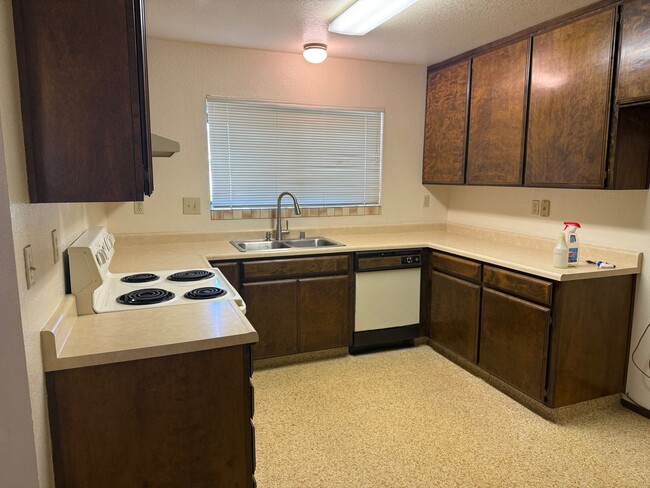 3255 Holly Dr in Tracy, CA - Building Photo - Building Photo