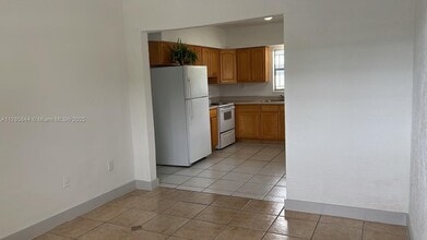 1995 NE 167th St in North Miami Beach, FL - Building Photo - Building Photo