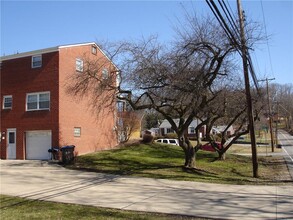 8221 Elaine Dr in Pittsburgh, PA - Building Photo - Building Photo