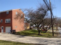 8221 Elaine Dr in Pittsburgh, PA - Foto de edificio - Building Photo