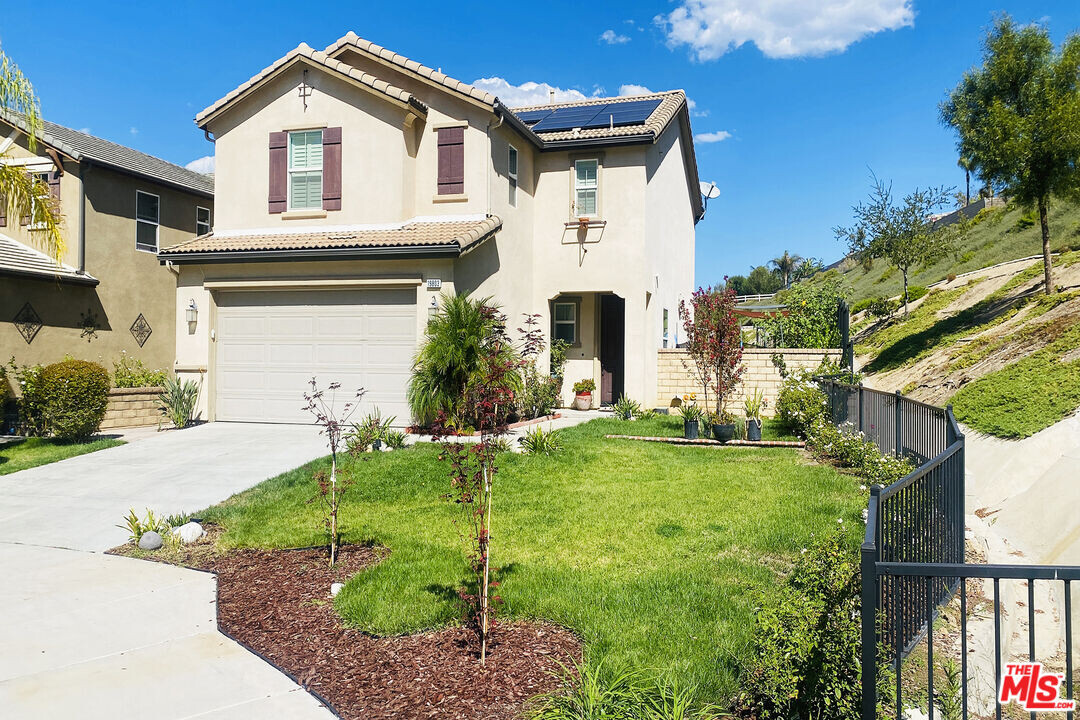 19803 Holly Dr in Santa Clarita, CA - Building Photo