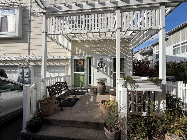 2-15 Beach Breeze Ln in Queens, NY - Building Photo - Building Photo