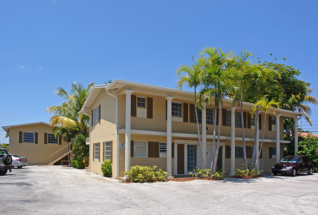 Middle River Apartments in Fort Lauderdale, FL - Building Photo