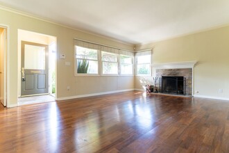 13041 Valleyheart Dr in Los Angeles, CA - Building Photo - Building Photo