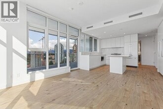 720 Farrow St in Coquitlam, BC - Building Photo - Building Photo