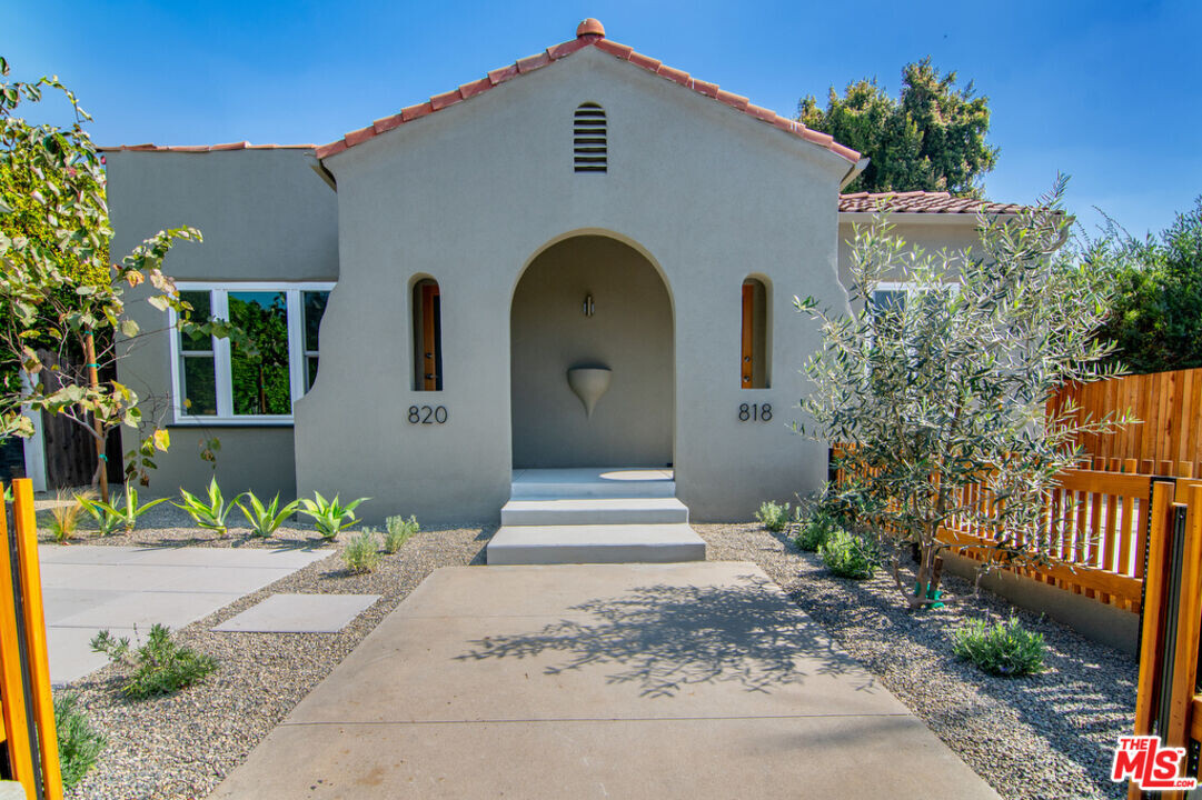 820 N Sierra Bonita Ave in Los Angeles, CA - Foto de edificio