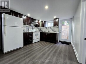 14 Charles St in Brampton, ON - Building Photo - Building Photo