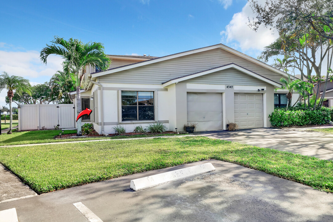 4347 Willow Pond Rd in West Palm Beach, FL - Building Photo