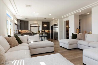9758 Hawk Crest St in Las Vegas, NV - Building Photo - Building Photo