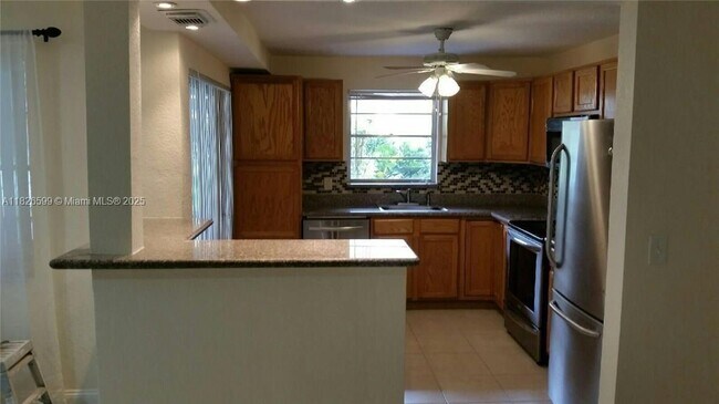 180 NE 12th Ave in Hallandale Beach, FL - Building Photo - Building Photo