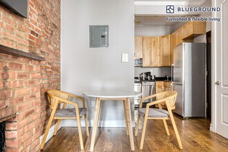 566 Hudson St in New York, NY - Building Photo - Building Photo
