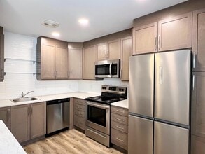 Palmer House in Winnipeg, MB - Building Photo - Building Photo