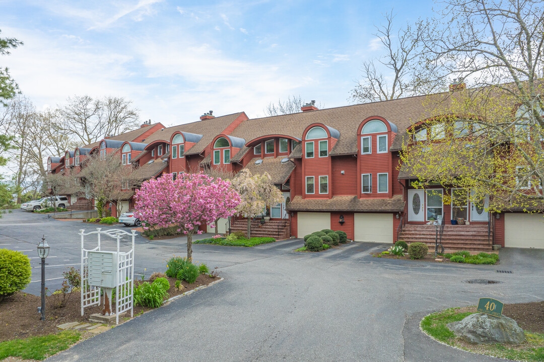 40 Oak Grove ST in East Greenwich, RI - Building Photo