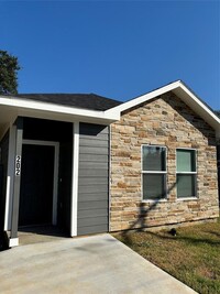 202 1st St in Willis, TX - Foto de edificio - Building Photo