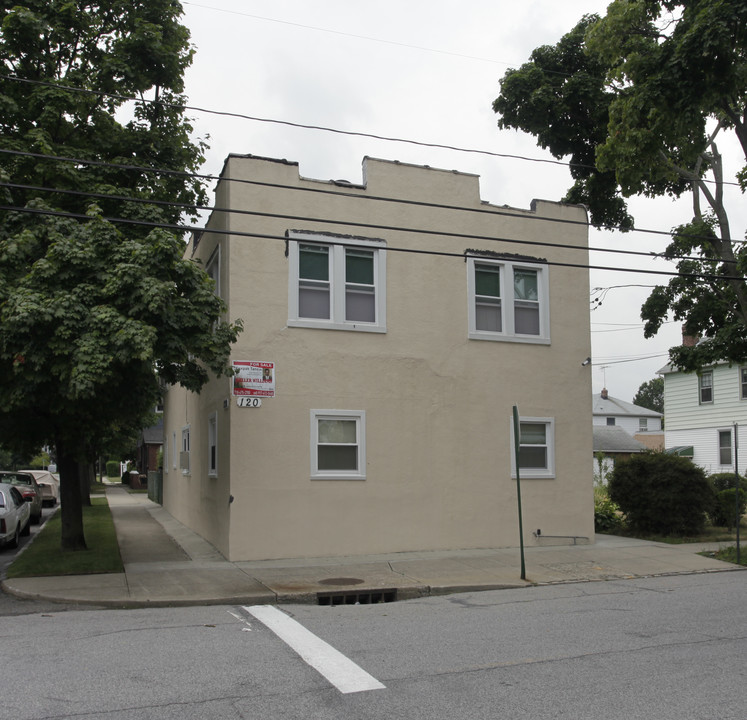 120 Mckee St in Floral Park, NY - Building Photo