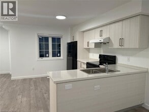 133 HighRiver Trl in Welland, ON - Building Photo - Building Photo