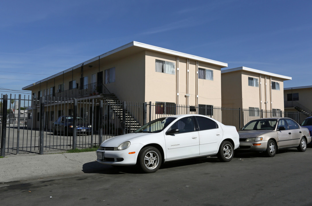 679 40th Pl in Los Angeles, CA - Foto de edificio