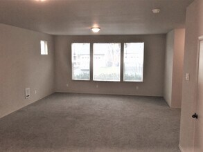 2116 182nd Street Ct E in Spanaway, WA - Foto de edificio - Building Photo